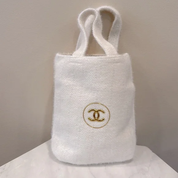 🔥CHANEL White and Gold Beauty Bag🔥 - Picture 2 of 6